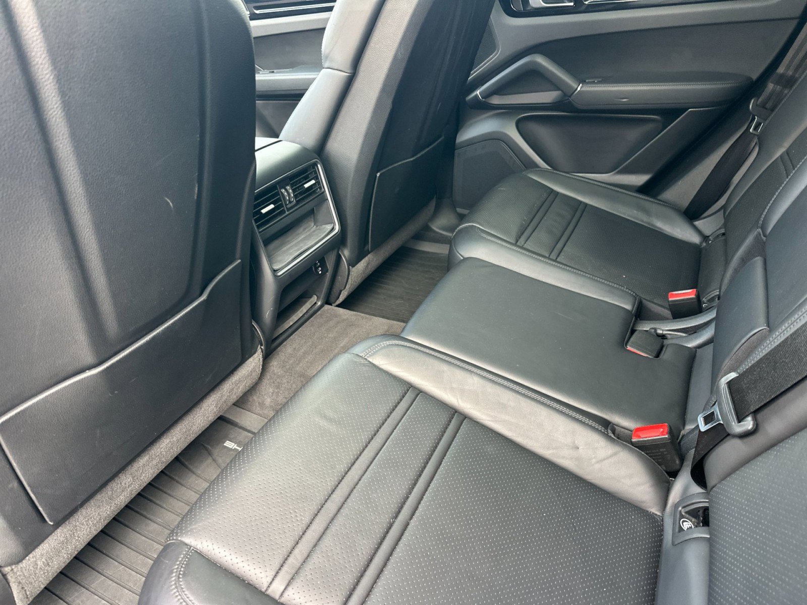 Used 2022 Porsche Cayenne Coupe image 13