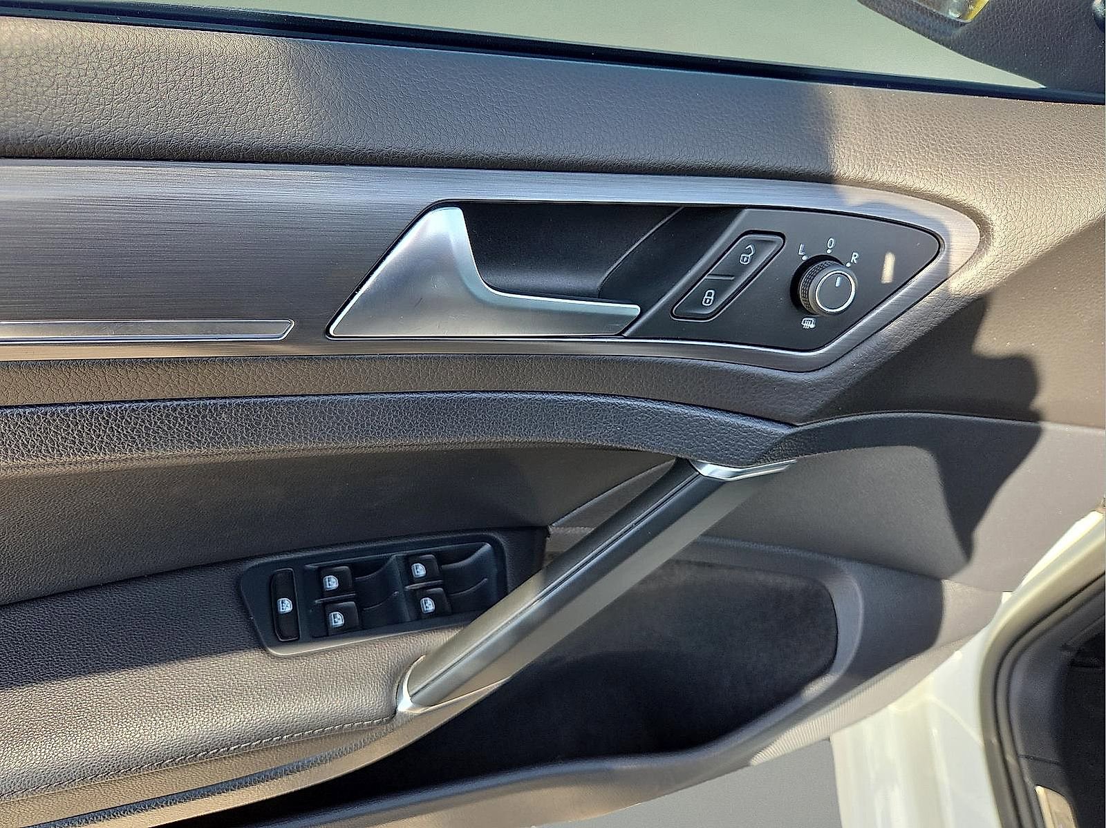 Used 2018 Volkswagen e-Golf SEL Premium image 15