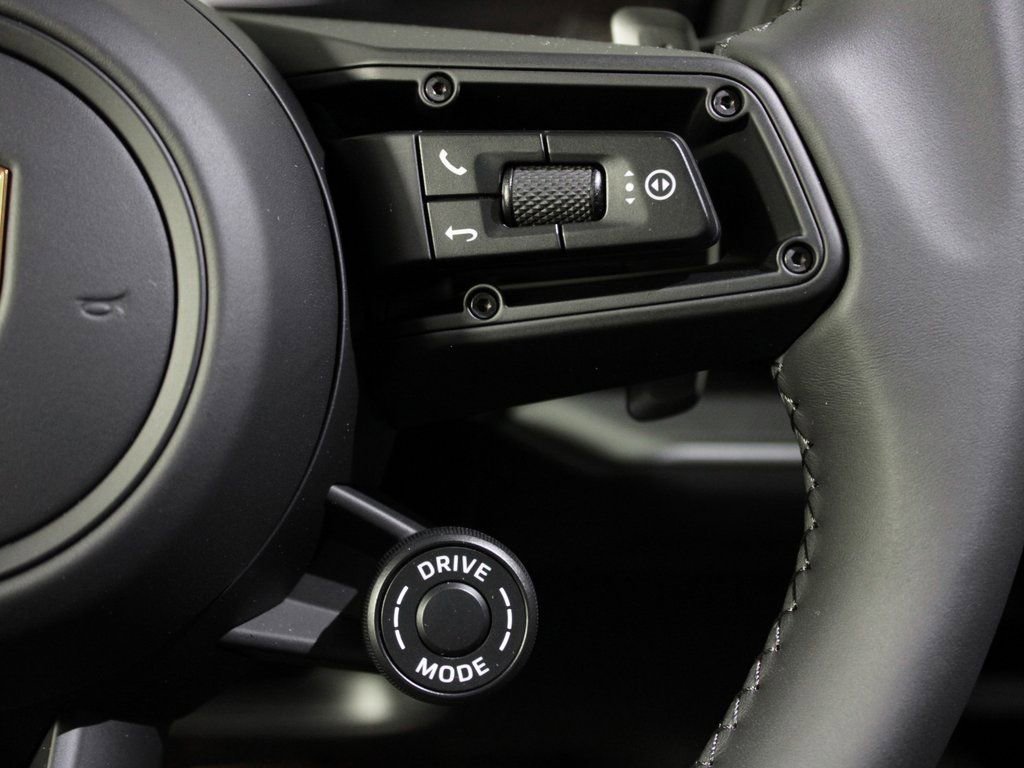 Certified 2025 Porsche Cayenne S image 26