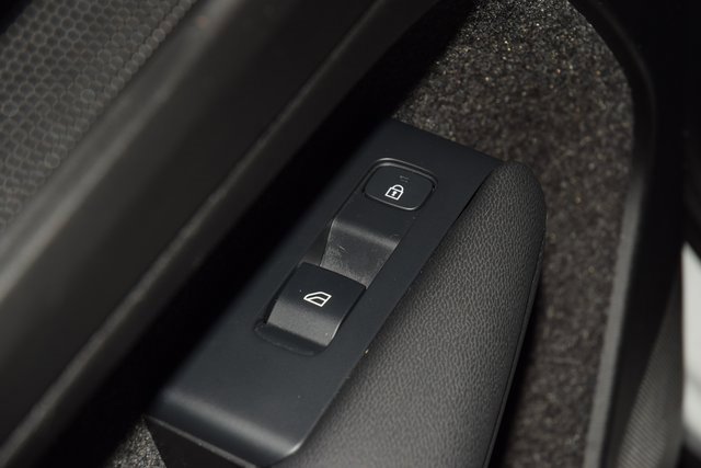 Used 2025 Volvo XC40 B5 Plus image 44