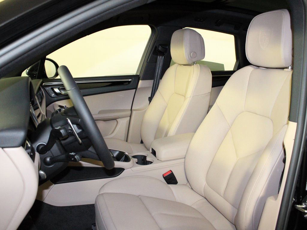 Certified 2025 Porsche Macan image 5