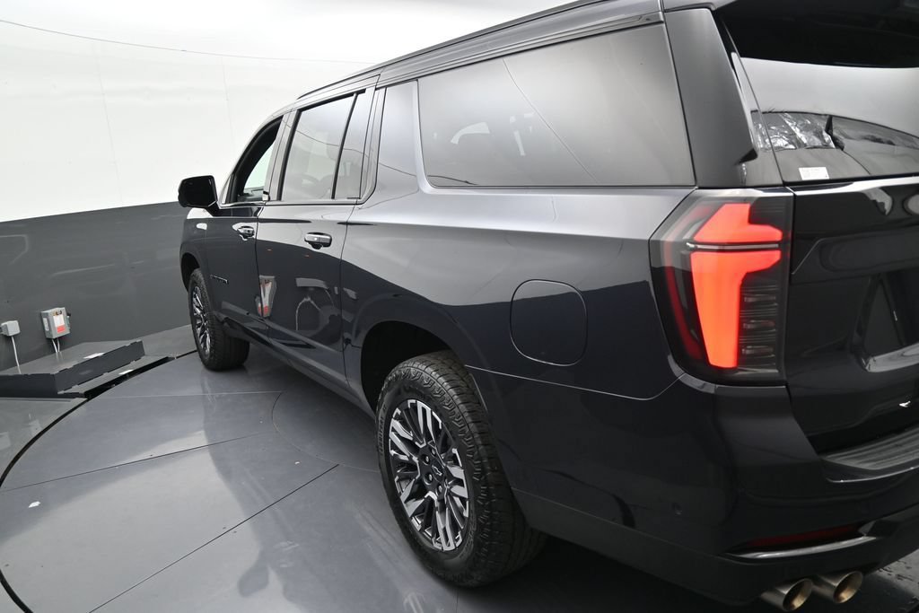 Used 2025 Chevrolet Suburban Z71 AWD/4WD image 21