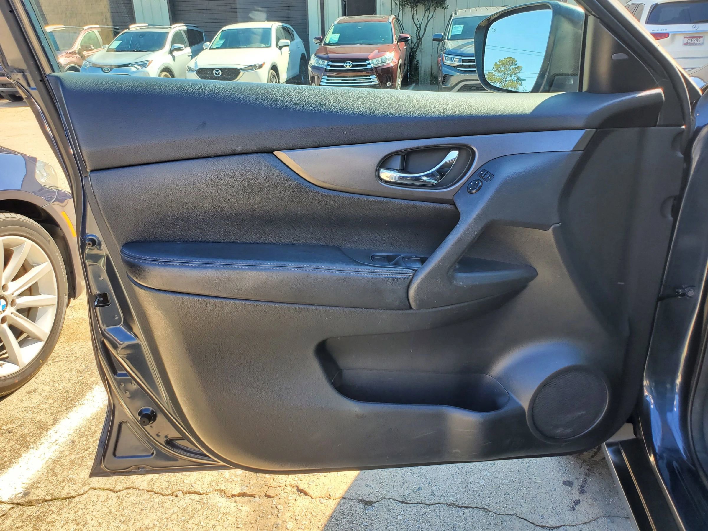 Used 2016 Nissan Rogue SV w/ SV Premium Package image 16