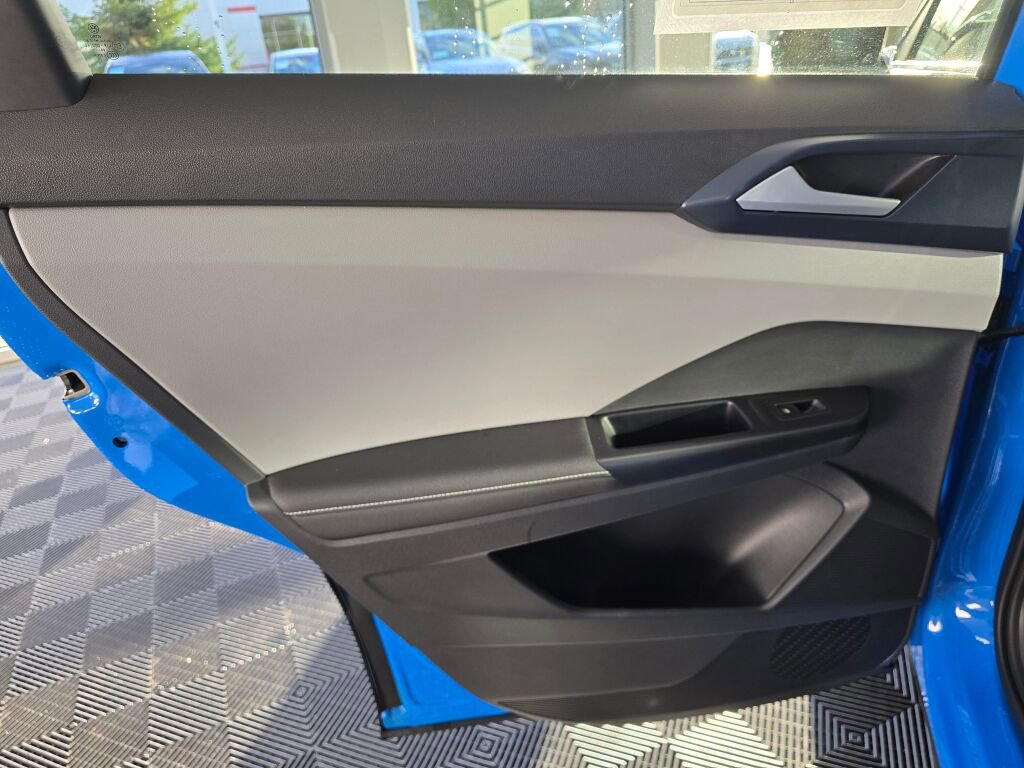 Used 2024 Volkswagen Taos SE image 37