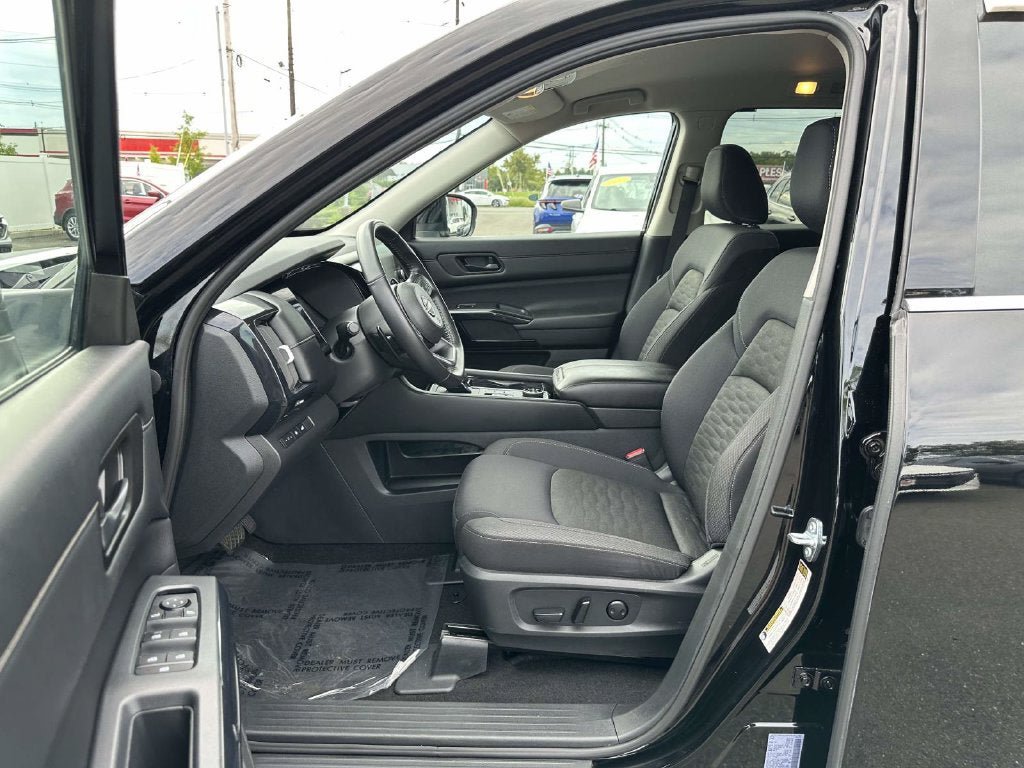 Used 2025 Nissan Pathfinder SV AWD/4WD image 17