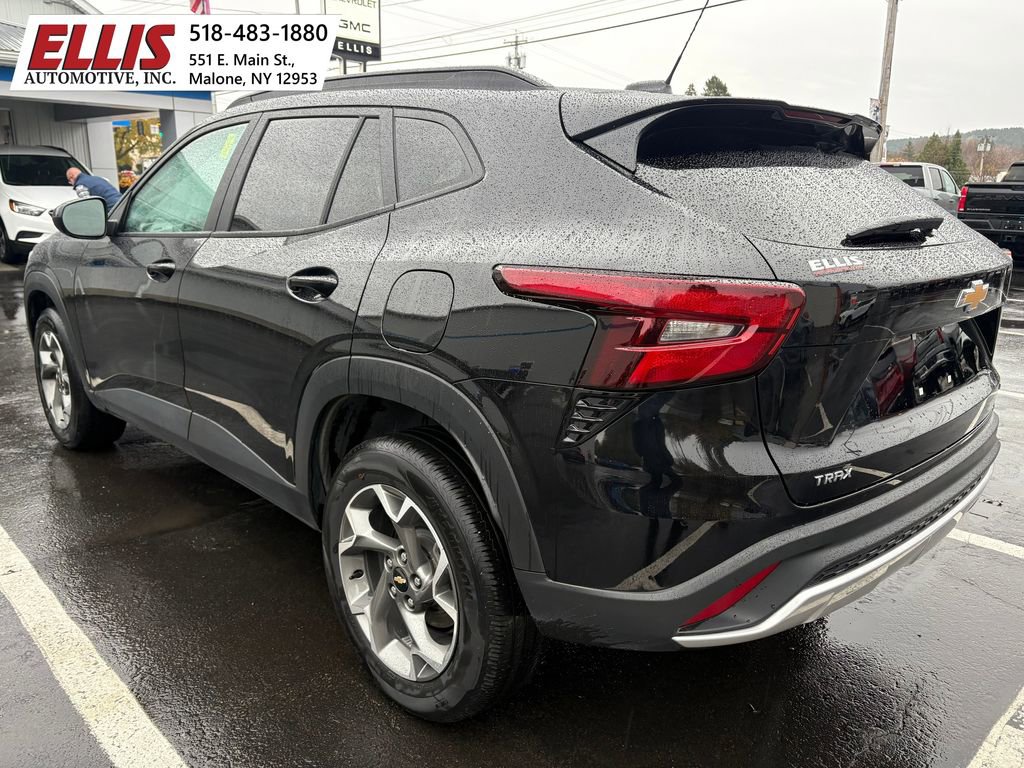Used 2024 Chevrolet Trax LT image 3