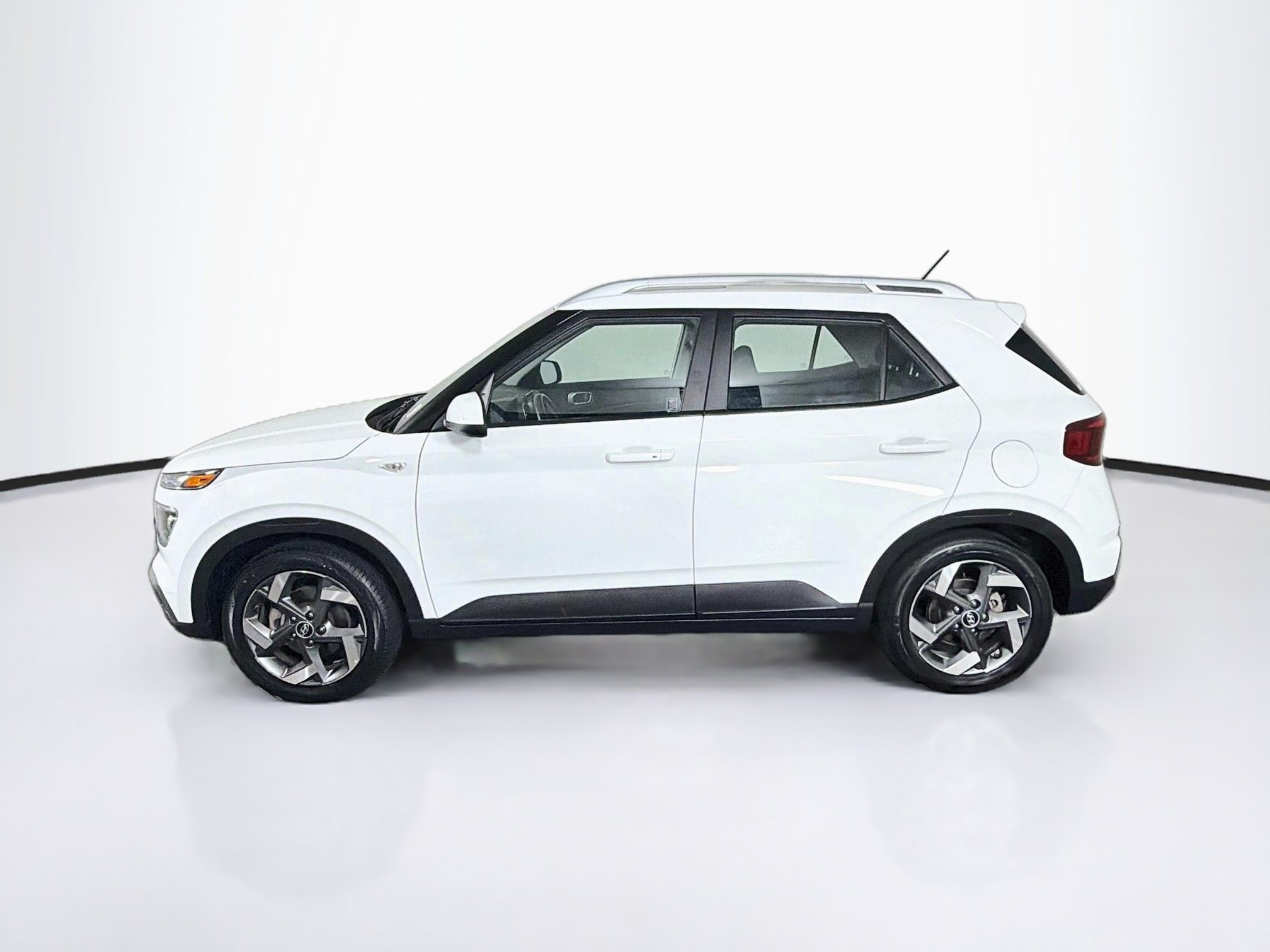 Used 2025 Hyundai Venue SEL FWD image 4