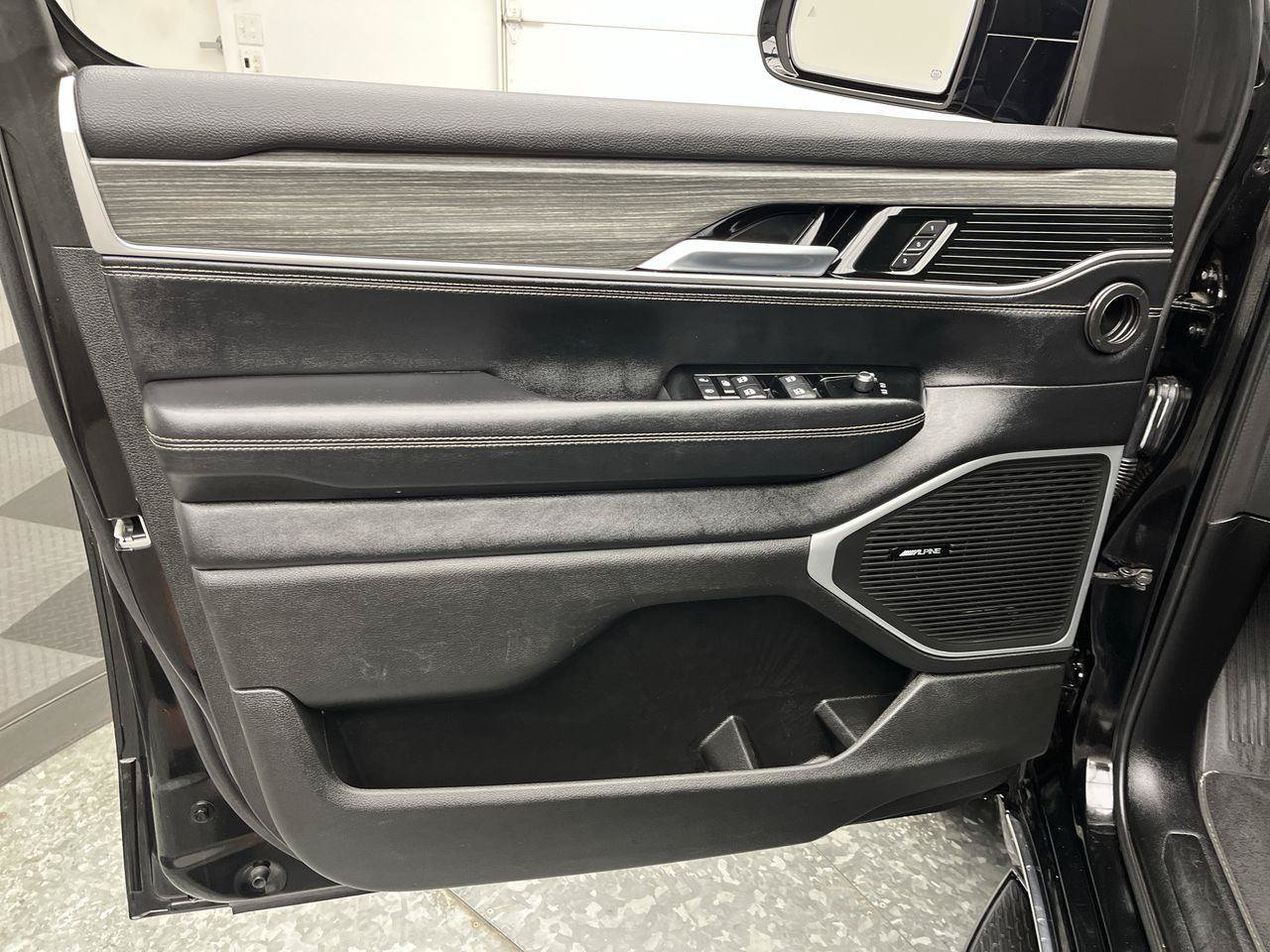 Used 2024 Jeep Wagoneer L Series II AWD/4WD image 7