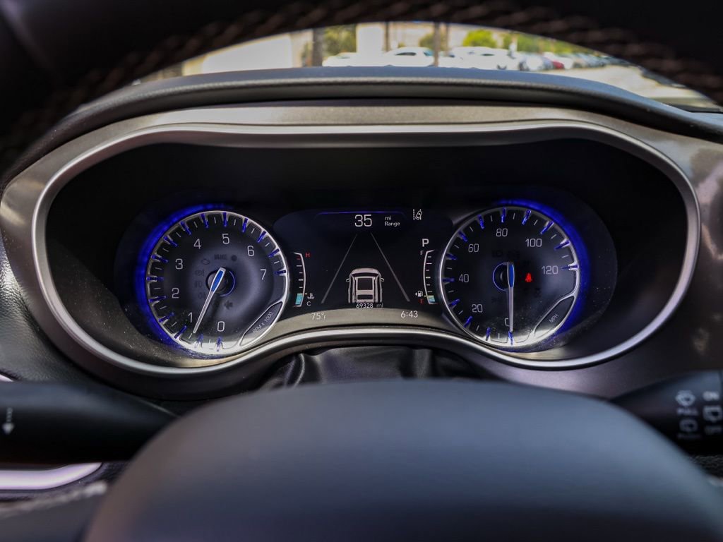 Used 2023 Chrysler Pacifica Touring-L image 27