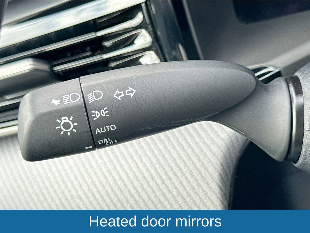 Used 2025 Toyota Camry SE image 13