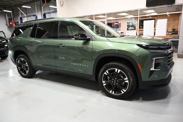 New 2027 Chevrolet Traverse LT w/ LPO, Floor Liner Package AWD/4WD image 4