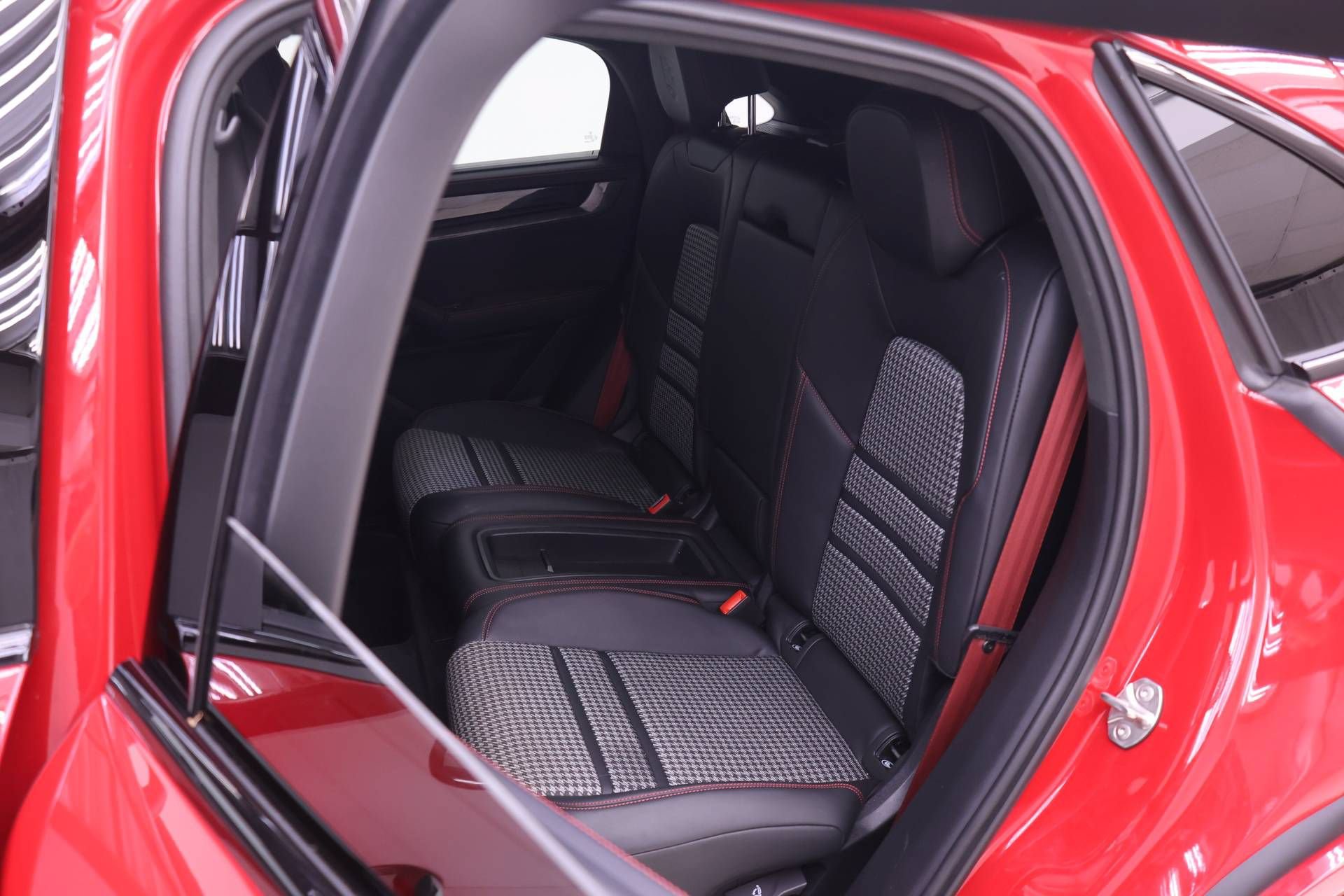Certified 2025 Porsche Cayenne GTS AWD/4WD image 16