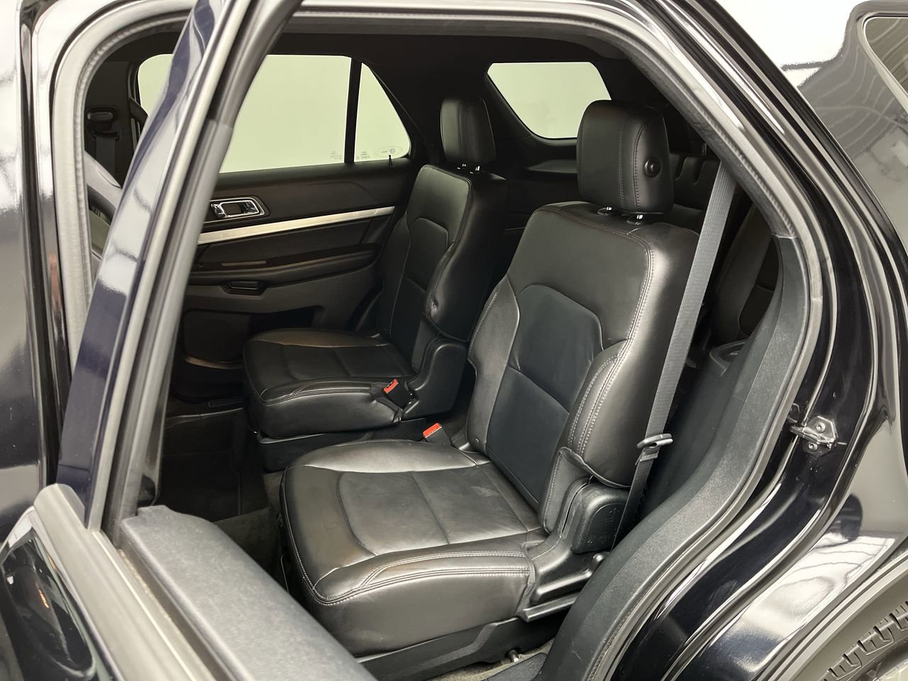 Used 2018 Ford Explorer XLT w/ Equipment Group 202A AWD/4WD image 12