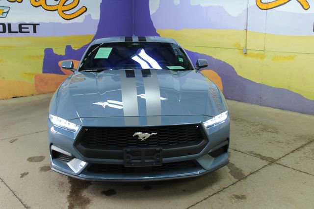 Used 2024 Ford Mustang Coupe RWD image 3