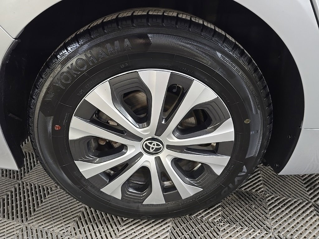 Used 2022 Toyota Prius Prime XLE image 13