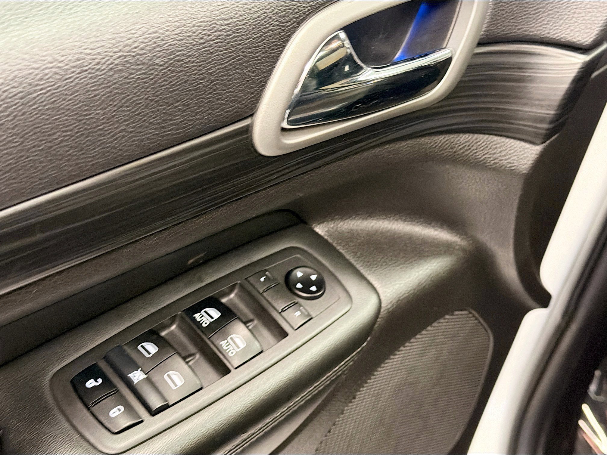 Used 2019 Jeep Grand Cherokee Altitude AWD/4WD image 15