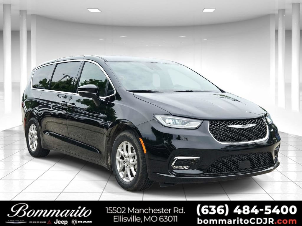 Used 2025 Chrysler Pacifica Select