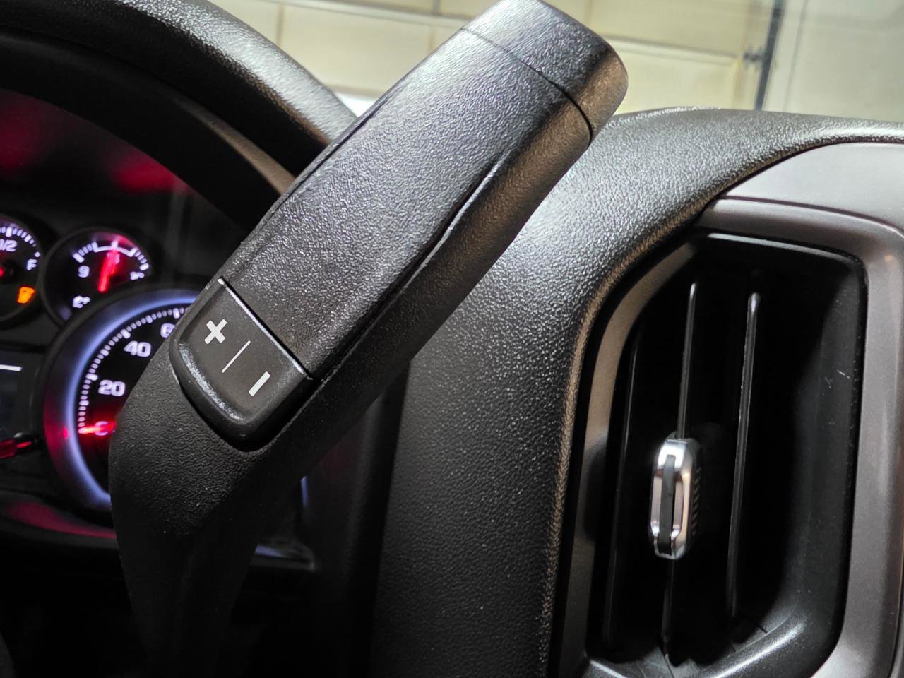 Used 2020 Chevrolet Silverado 1500 Custom w/ Custom Value Package AWD/4WD image 35