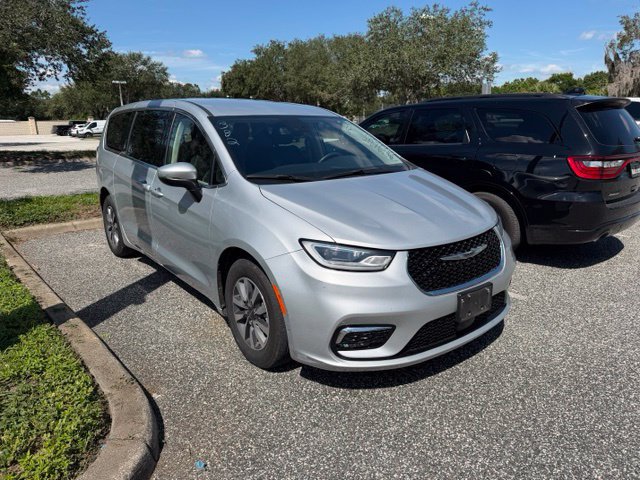 Used 2023 Chrysler Pacifica Touring-L FWD image 7