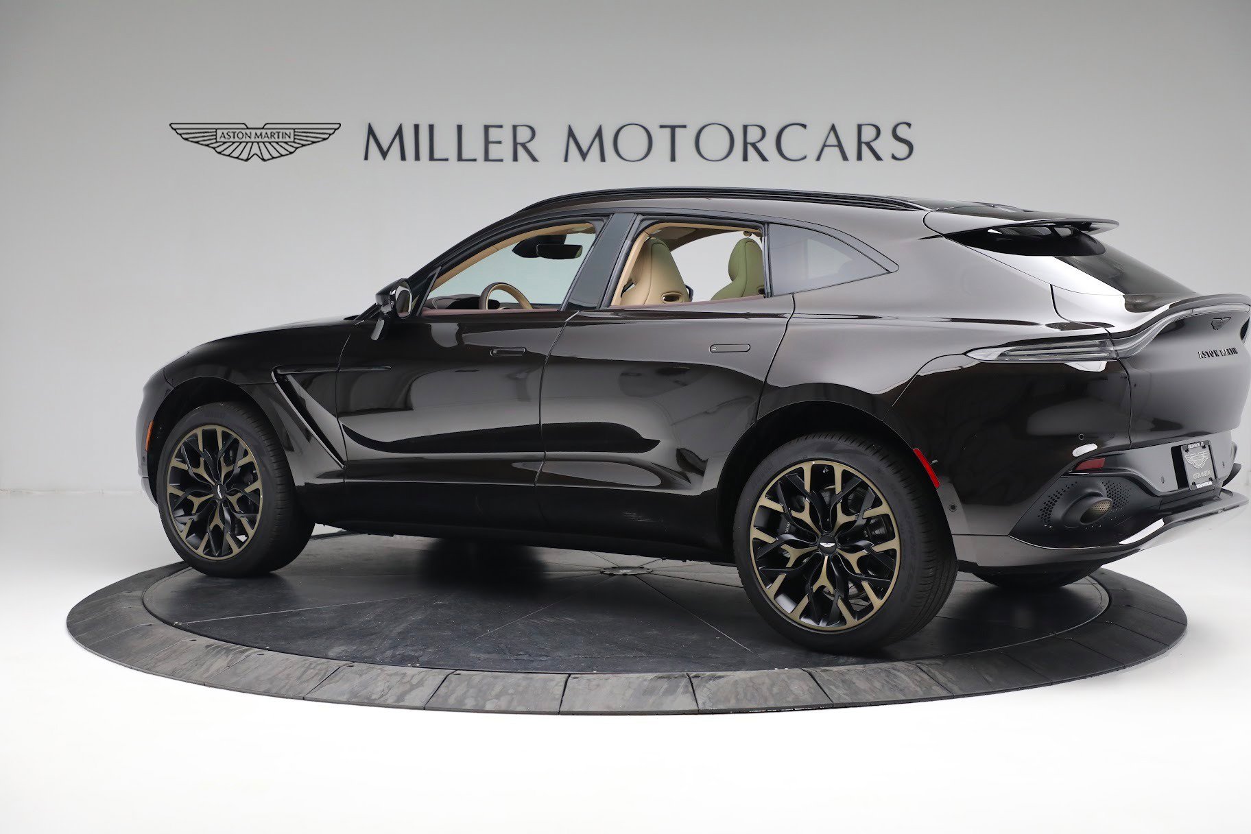 Used 2022 Aston Martin DBX image 3