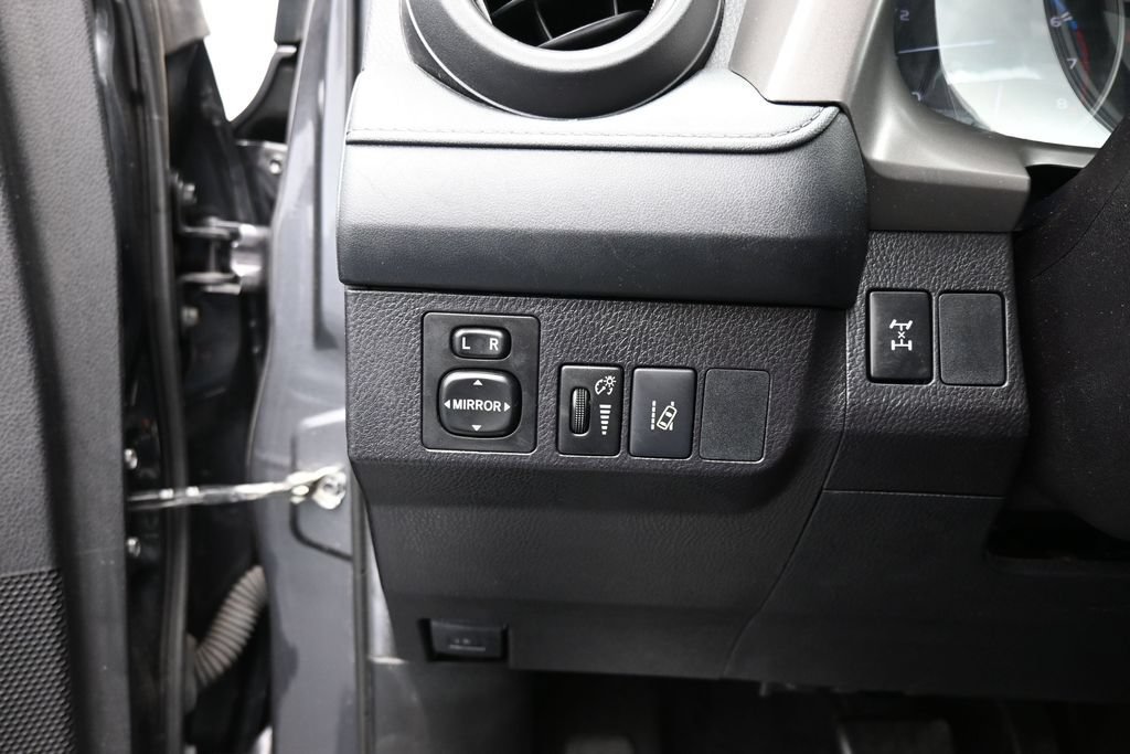 Used 2018 Toyota RAV4 LE w/ All Weather Liner Package AWD/4WD image 20