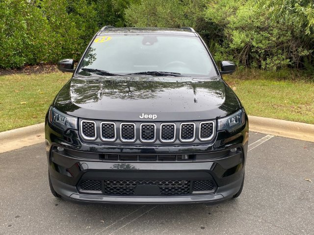 Used 2023 Jeep Compass Latitude w/ Sun and Sound Group AWD/4WD image 2