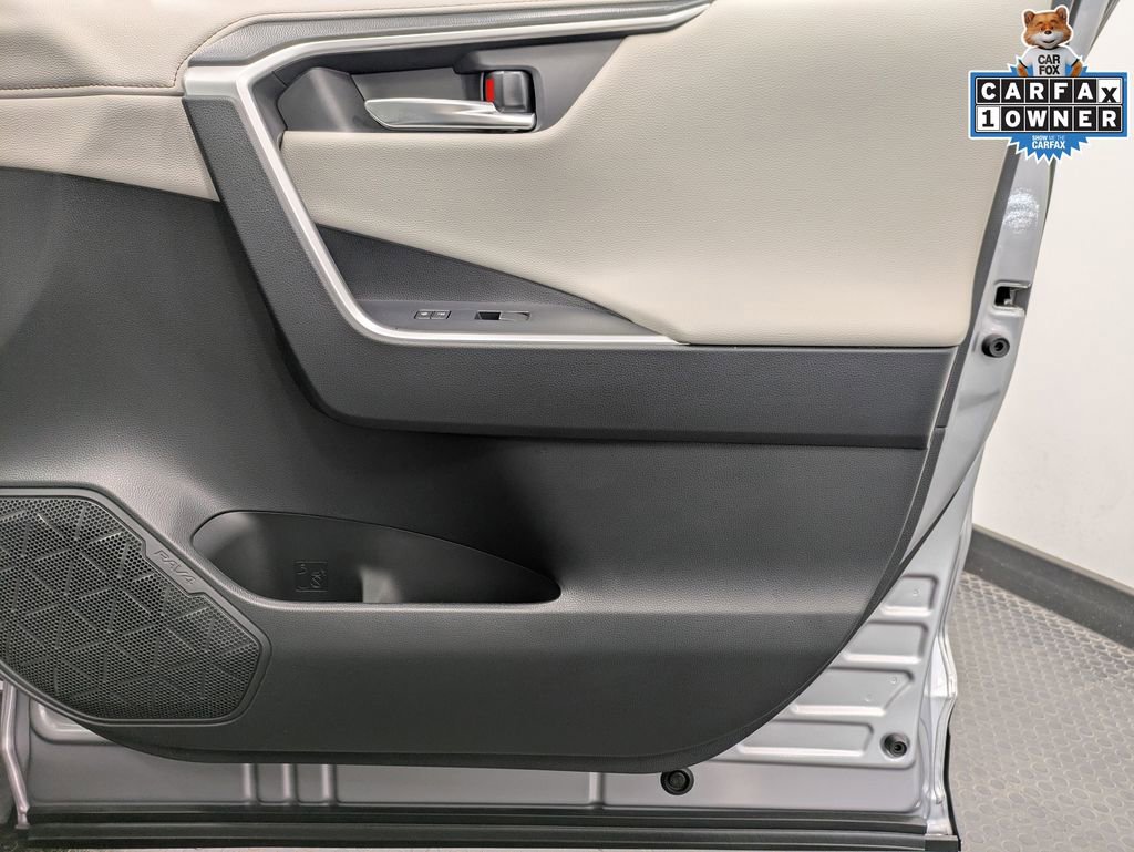 Used 2020 Toyota RAV4 Limited image 28