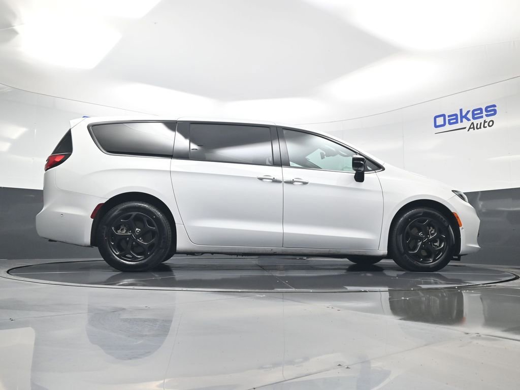 Used 2024 Chrysler Pacifica Select image 46