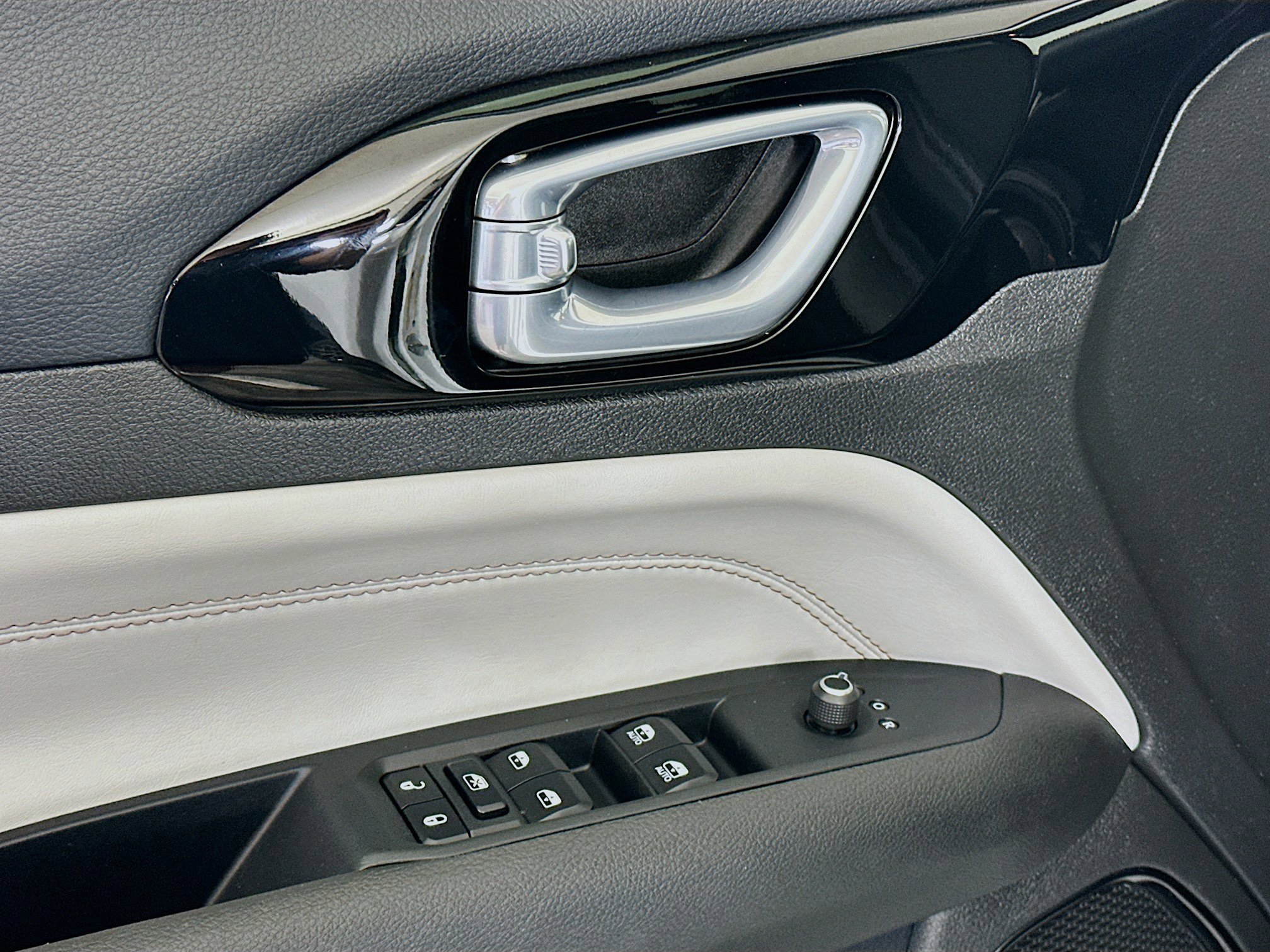 Used 2025 Jeep Compass Limited image 15