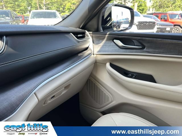 Used 2023 Jeep Grand Cherokee Limited AWD/4WD image 39