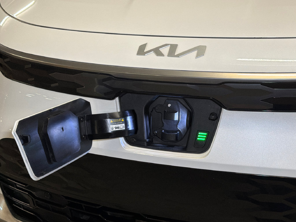 Certified 2023 Kia Niro Wave w/ Wave Preserve Package FWD image 11