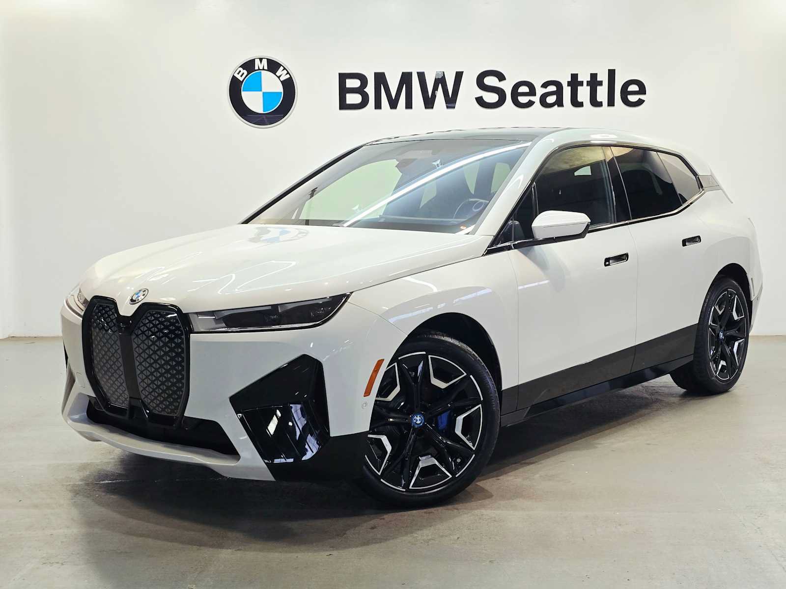 Used 2025 BMW iX xDrive50 AWD/4WD image 1