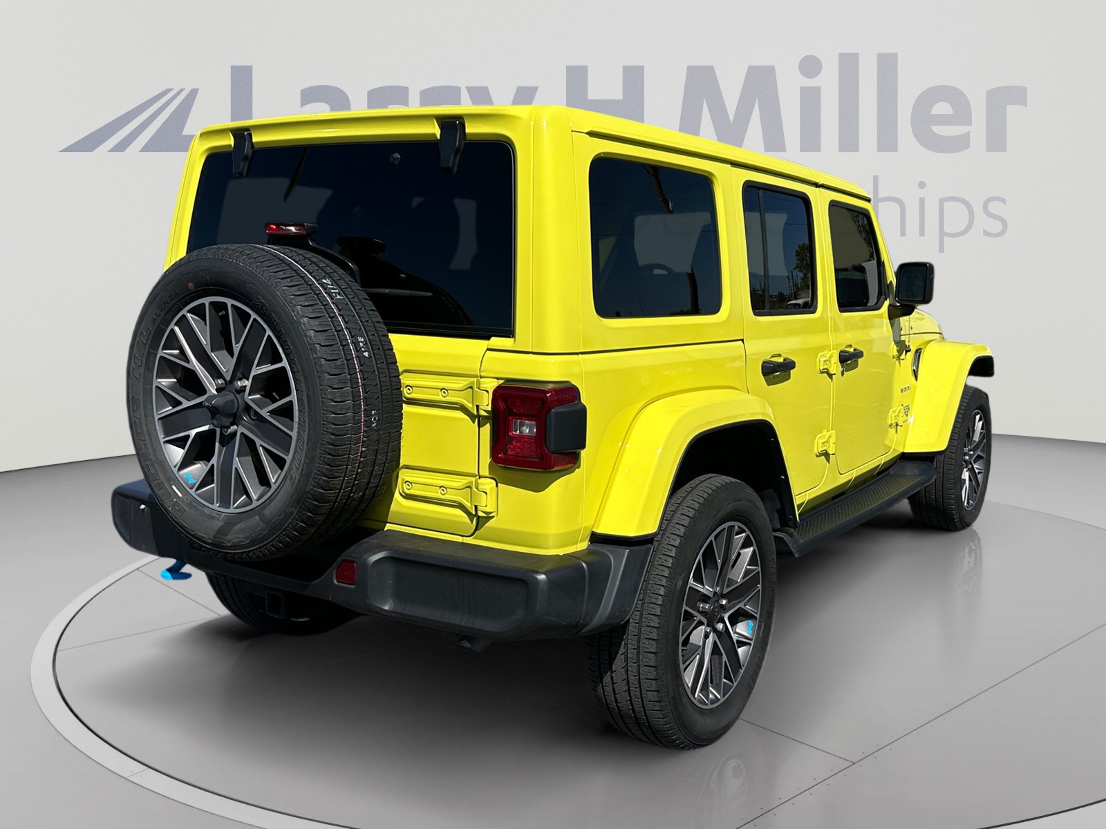 Used 2023 Jeep Wrangler Unlimited Sahara w/ Cold Weather Group AWD/4WD image 5