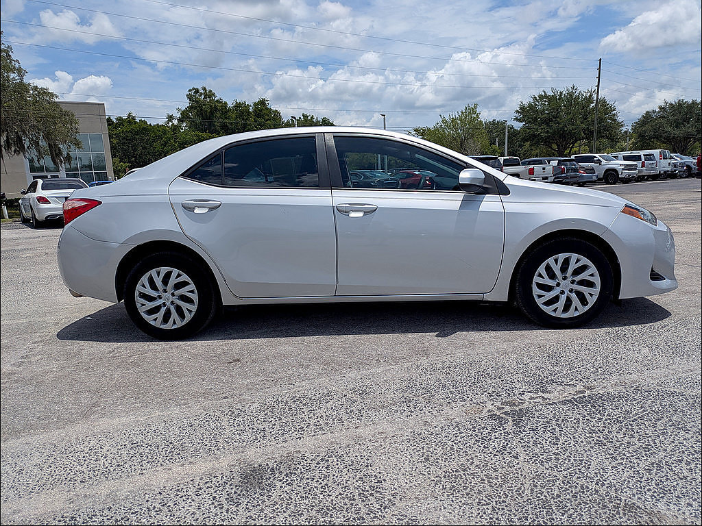 Used 2017 Toyota Corolla LE FWD image 4