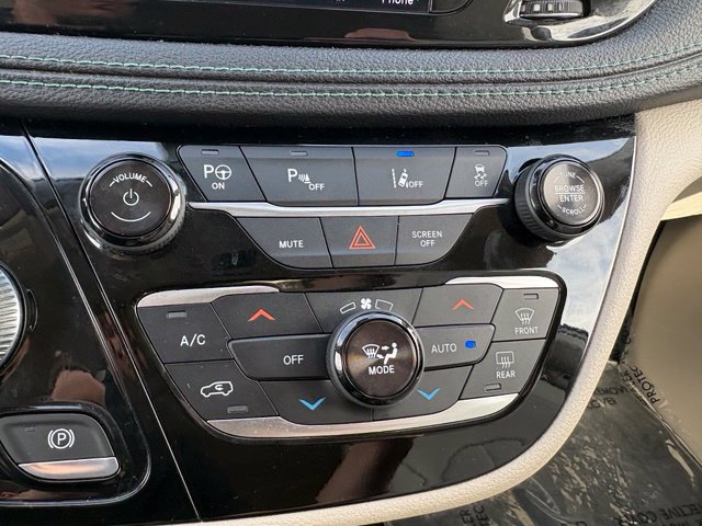 Used 2018 Chrysler Pacifica Limited w/ Advanced Safetytec Group FWD image 33