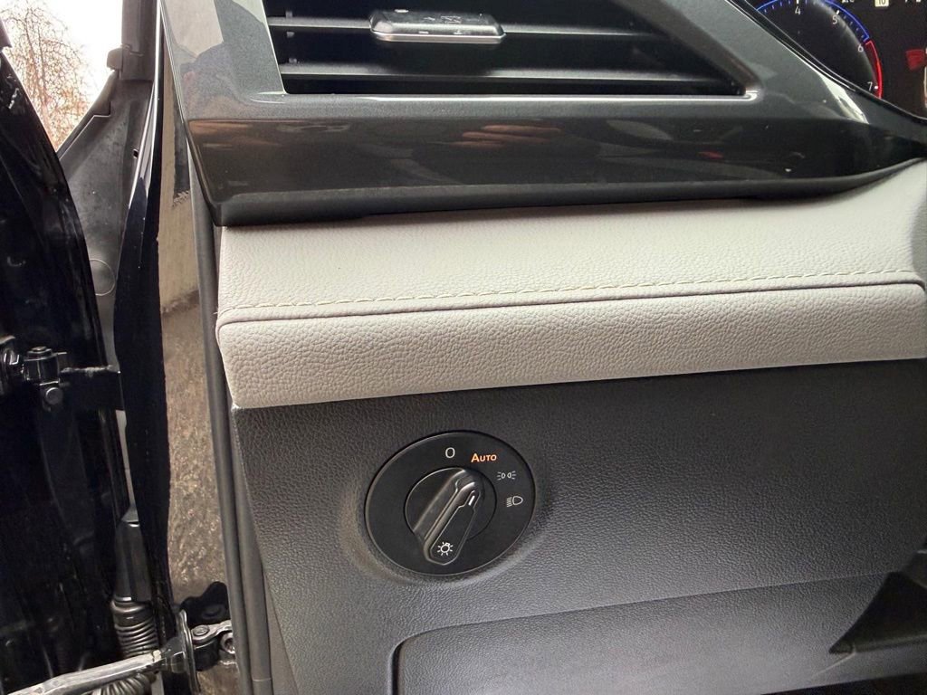 Used 2023 Volkswagen Taos SEL image 13