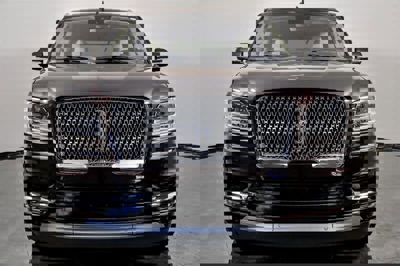 Used 2019 Lincoln Navigator Reserve image 4