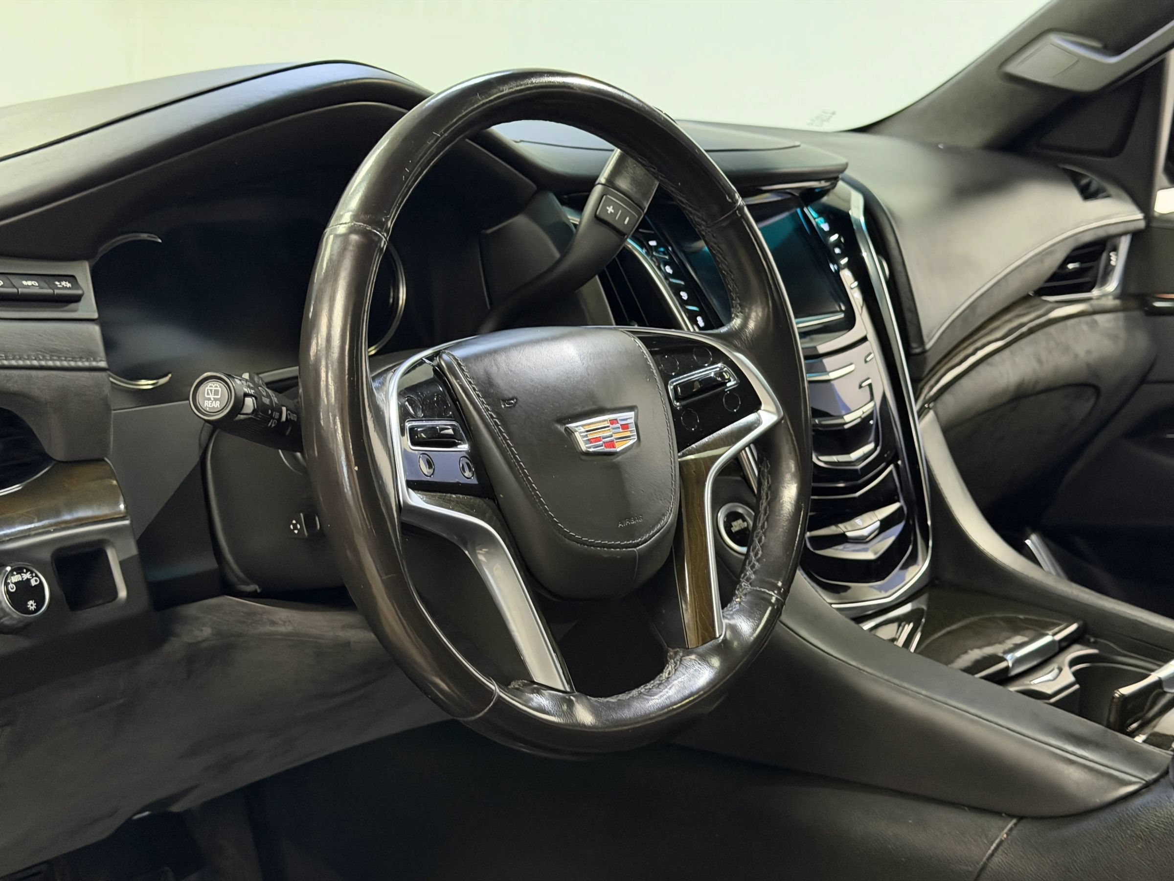 Used 2018 Cadillac Escalade Platinum RWD image 31