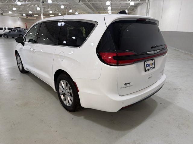 Used 2026 Chrysler Pacifica Limited FWD image 6