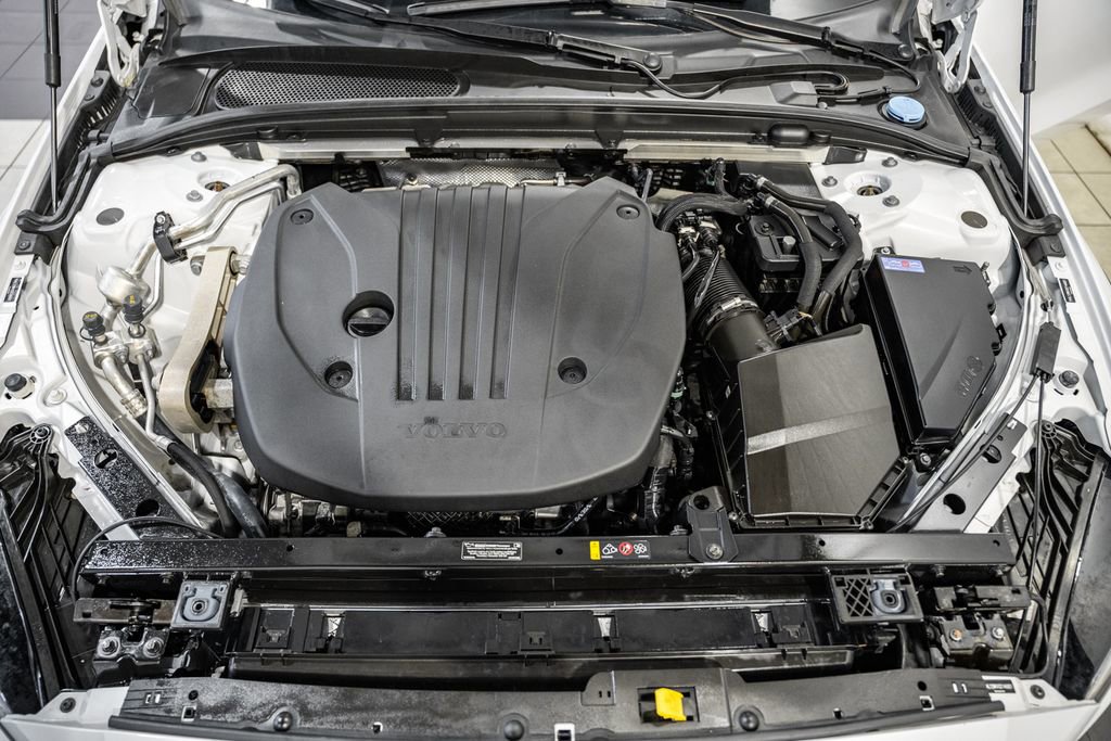 Used 2025 Volvo V60 B5 Cross Country Plus image 18