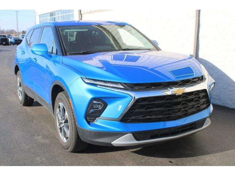 Used 2025 Chevrolet Blazer LT image 2