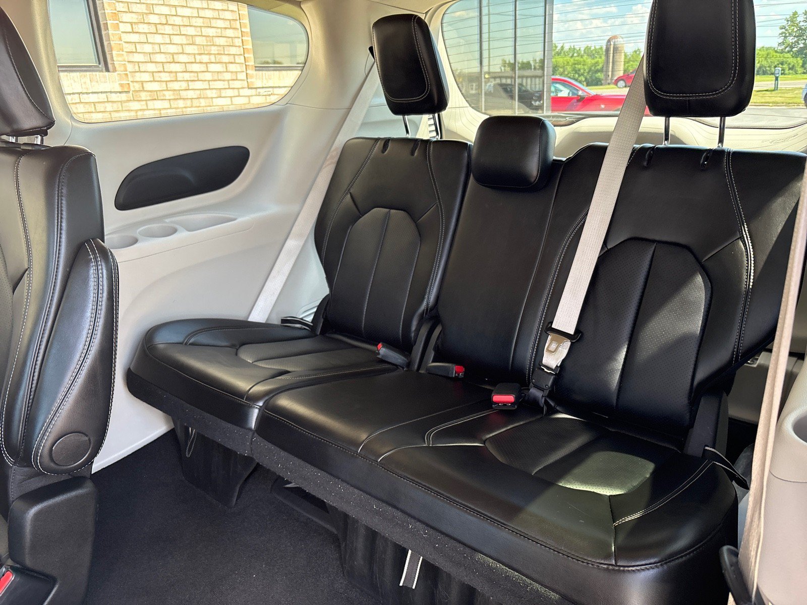 Used 2024 Chrysler Pacifica Touring-L FWD image 5