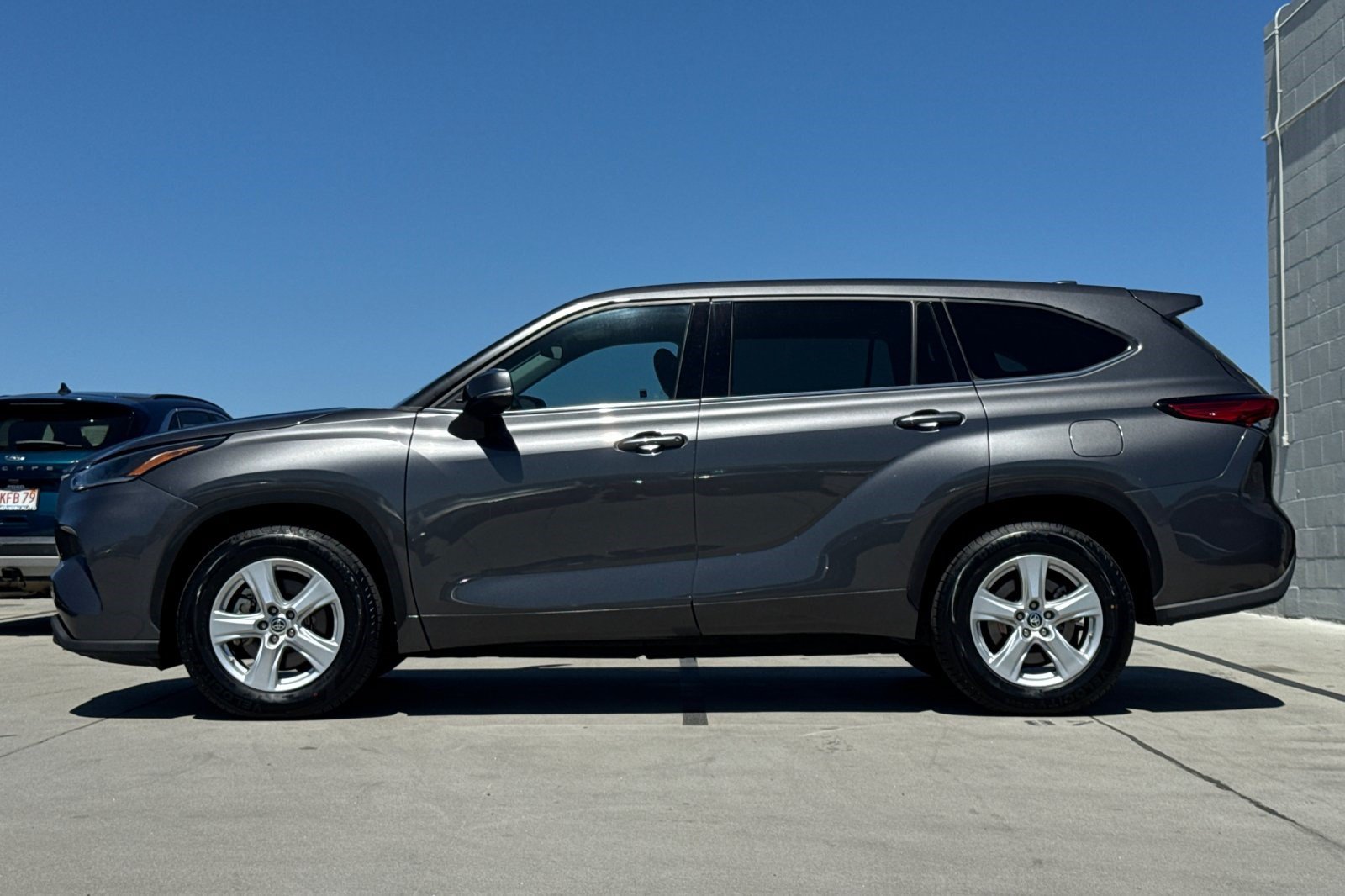 Used 2021 Toyota Highlander LE FWD image 2