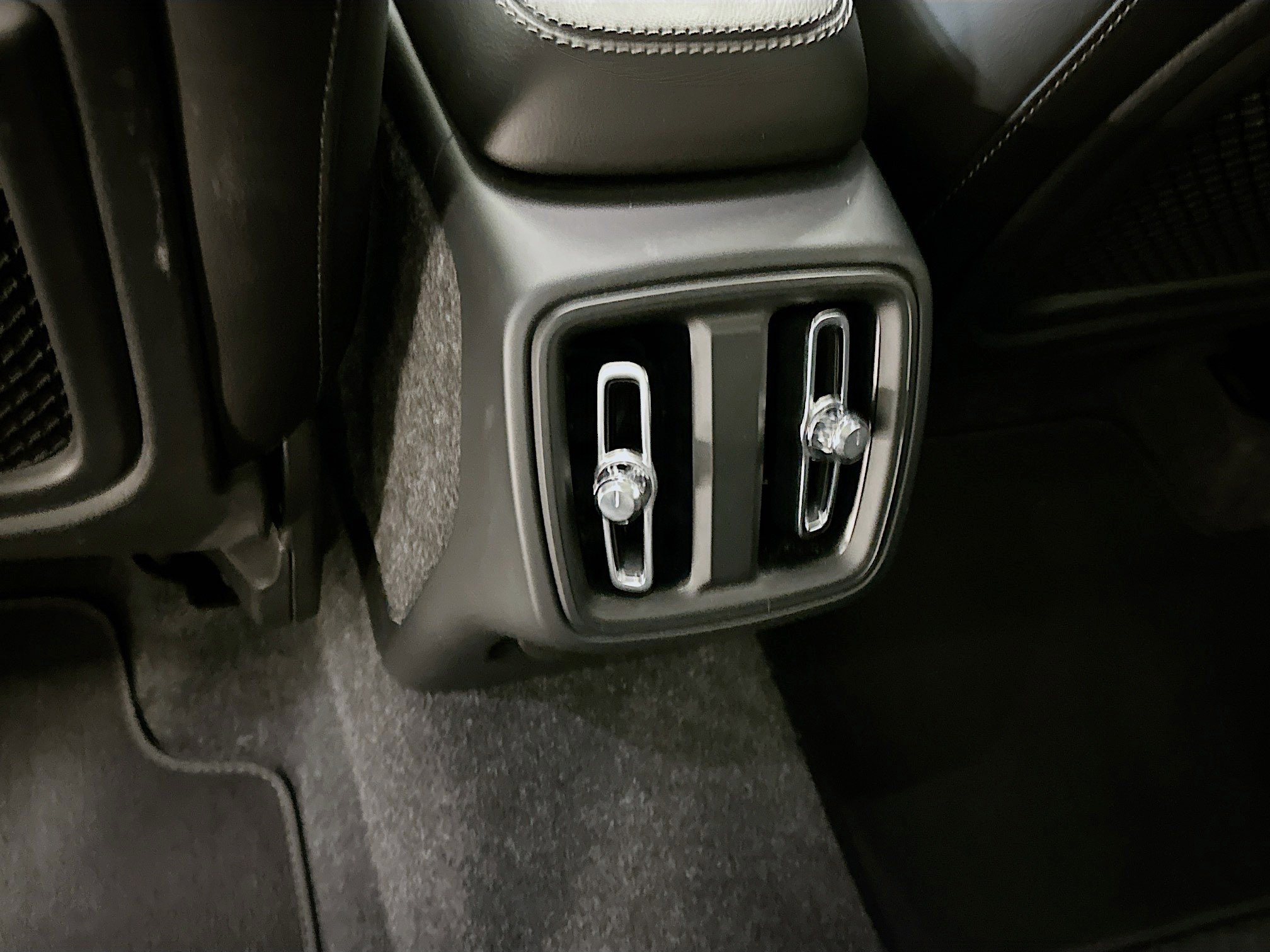 Used 2025 Volvo XC40 B5 Core image 29