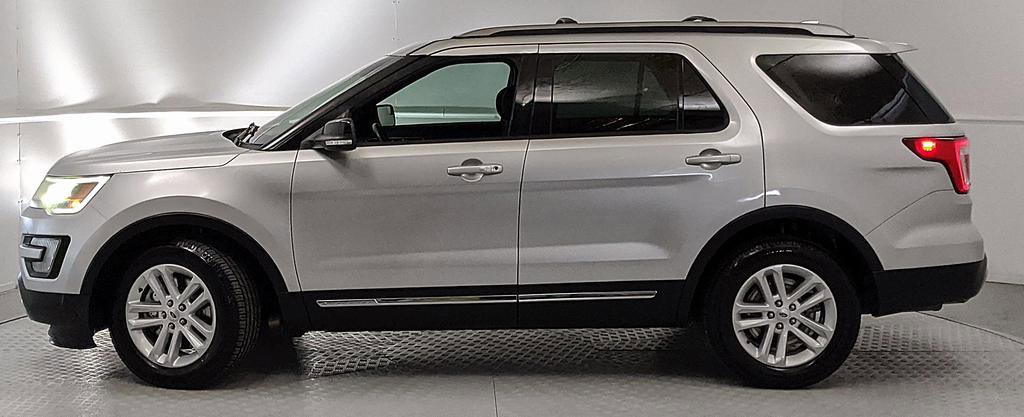 Used 2017 Ford Explorer XLT FWD image 5