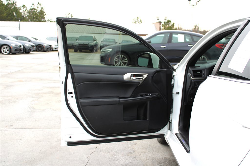 Used 2015 Lexus CT 200h w/ F Sport w/Nuluxe Interior image 29