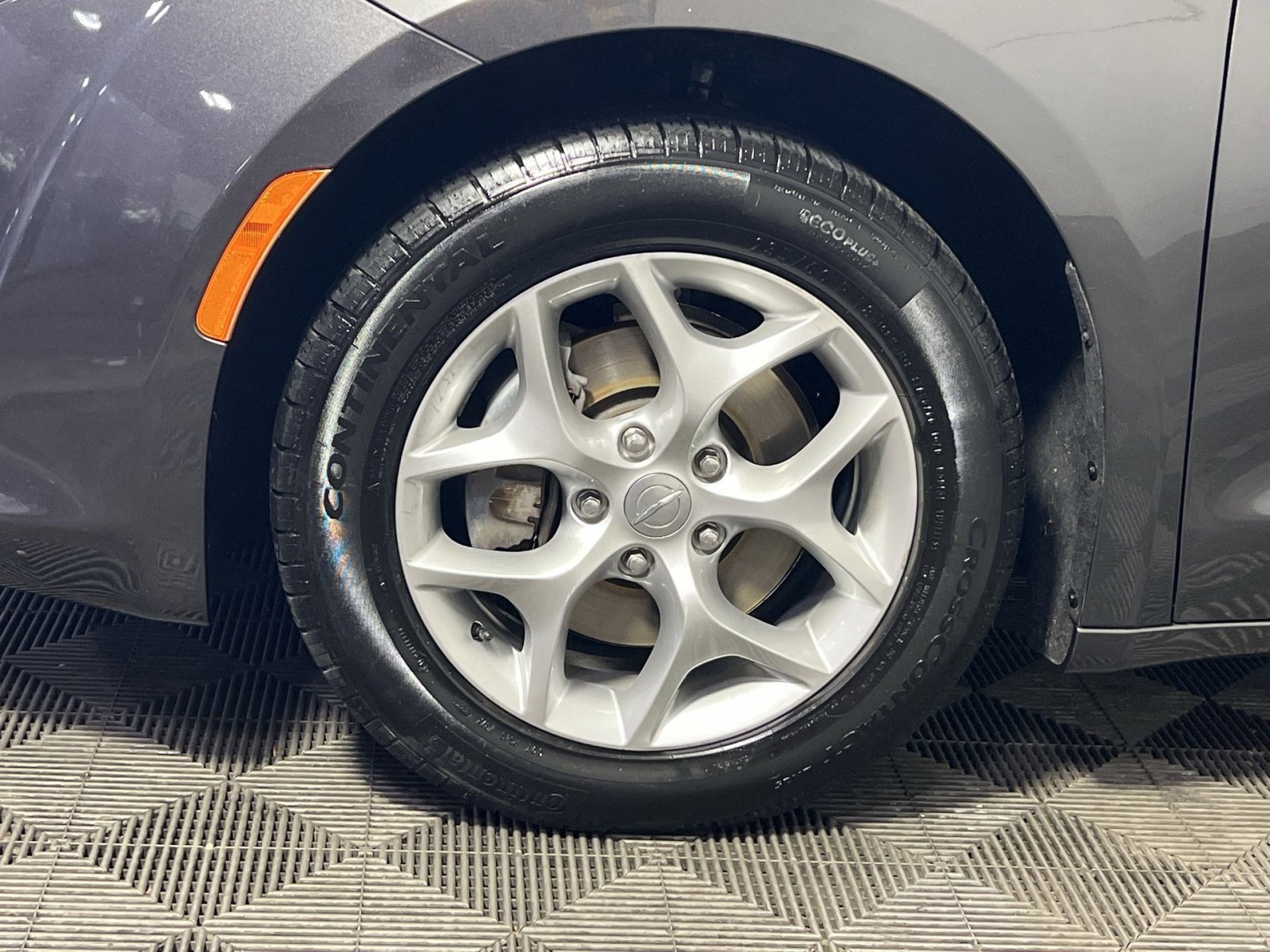 Used 2019 Chrysler Pacifica Touring Plus w/ Tire & Wheel Group FWD image 13
