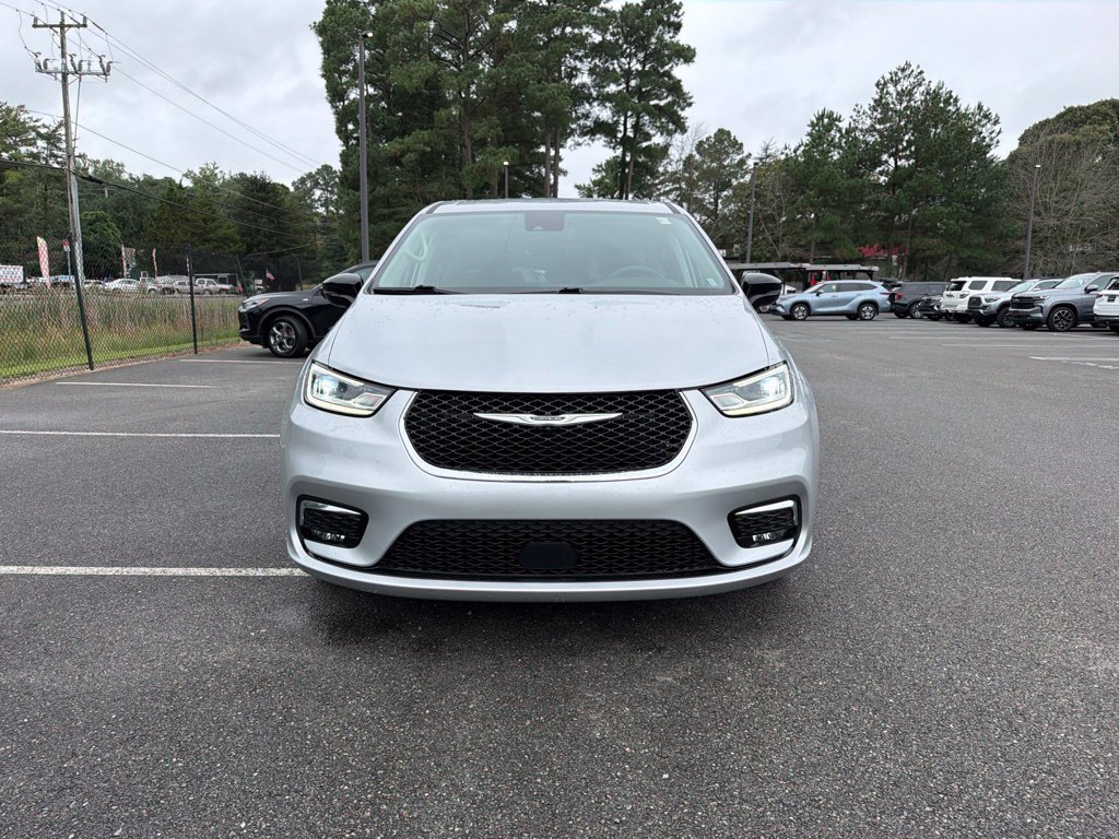 Used 2024 Chrysler Pacifica Touring-L FWD image 3