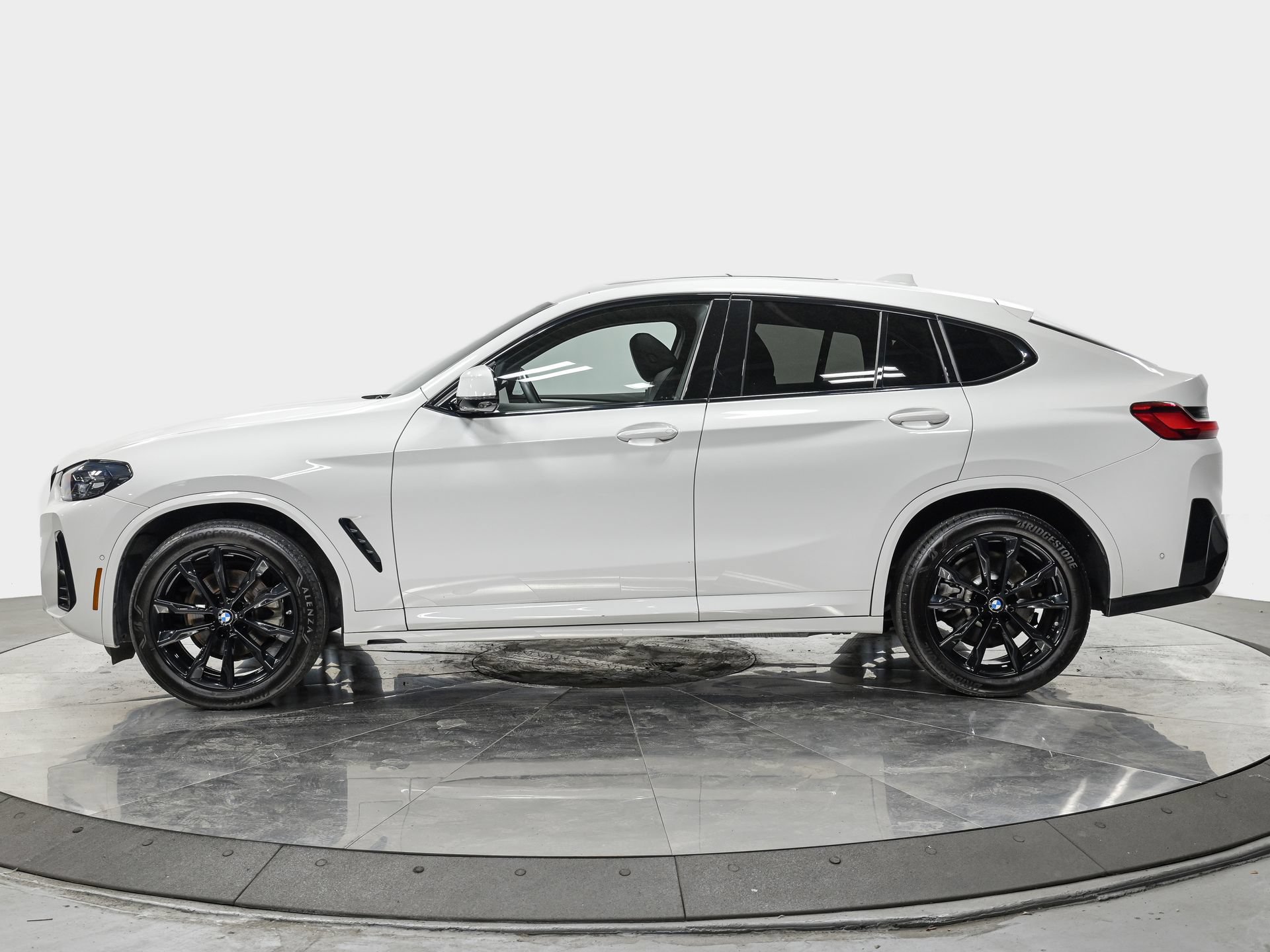 Used 2025 BMW X4 xDrive30i w/ Premium Package AWD/4WD image 2