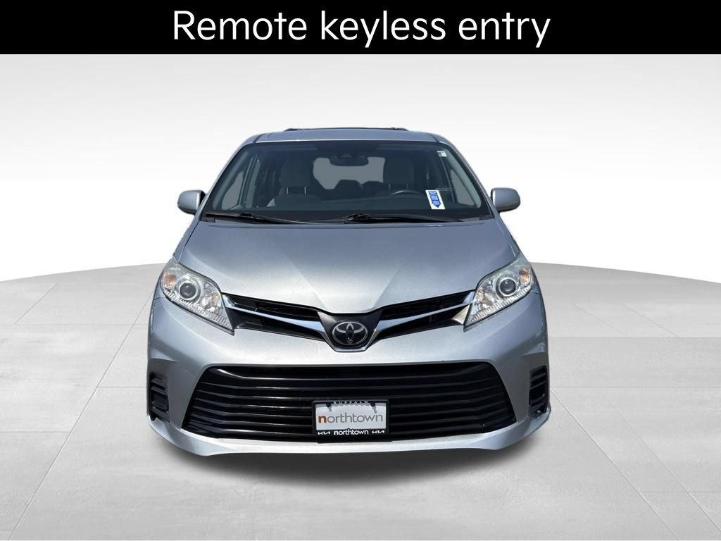 Used 2019 Toyota Sienna LE FWD image 2